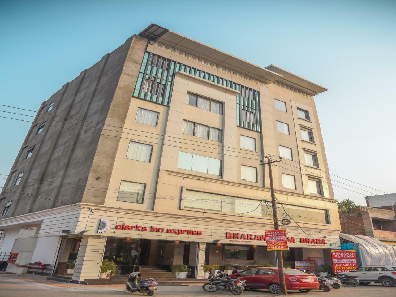Bharawan Clarks Inn Express Amritsar Exterior foto